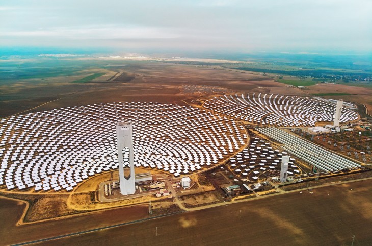 Cieplna elektrownia słoneczna w Sewilli w Hiszpanii. Fot. Alex TihonovAdobeStock